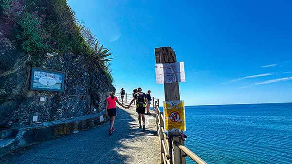 몬테로소 트레일 입구에는 슬리퍼와 샌들 착용을 금지하는 안내문이 붙어 있어, 이 길이 결코 가벼운 산책로가 아님을 먼저 알려 준다.