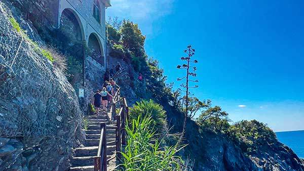 몬테로소를 벗어나자마자 절벽을 끼고 계단이 이어진다.