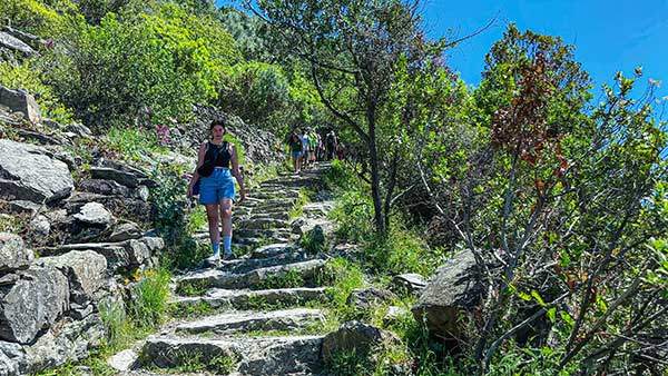 몬테로소와 베르나차 사이 트레일의 돌계단 구간. 친퀘테레 트레킹은 짧은 거리에도 오르내림이 잦아 발걸음이 가볍지만은 않다.
