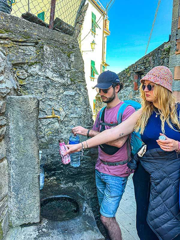 마을마다 마련된 공용 식수대 앞에서 트레커들이 텀블러를 채우며 잠시 숨을 고른다.