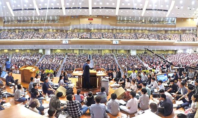 명성교회 특별 새벽 집회 모습. ‘미래 교회의 심장’인 아이들이 연단 위에 앉은 모습이 인상적이다. 3월과 9월에 열리는 특별 새벽 집회는 이 교회의 상징과 같은 행사다. 1980년 교회 창립과 동시에 시작한 뒤 46년 동안 한 해도 거르지 않고 이어 왔다. 교세 확장의 가장 큰 동력이 된 것도 이 새벽 집회다. 명성교회 제공
