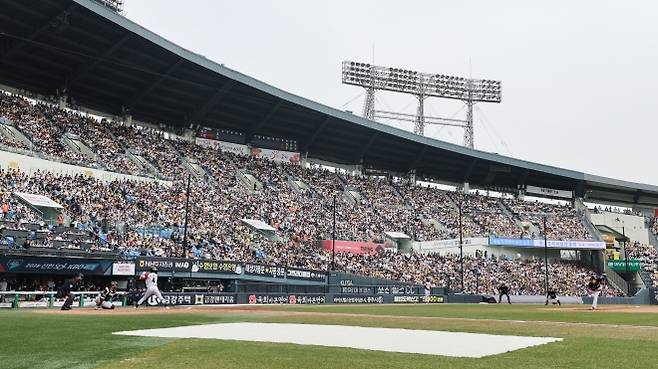 반갑다 야구야! - 프로야구 kt 위즈와 LG 트윈스가 29일 맞붙은 서울 송파구 잠실야구장을 가득 메운 관중들이 열띤 응원전을 펼치고 있다. 전날 2026시즌 개막전에 이어 이날도 이틀 연속 전 경기 입장권이 매진되면서, 개막 2연전 10경기에는 21만 1756명이 입장했다. 연합뉴스