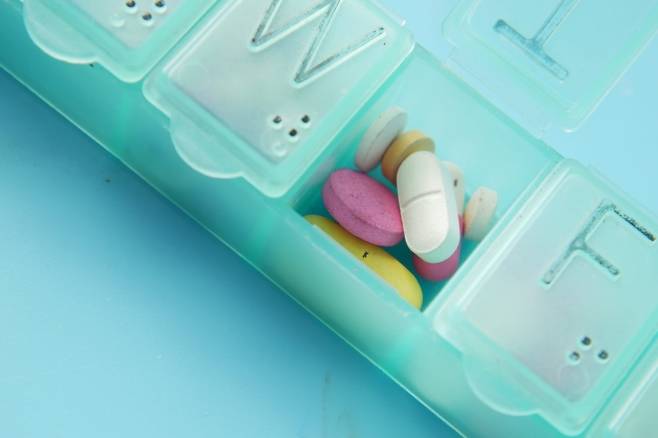 약통에 담긴 다양한 알약. 123rf