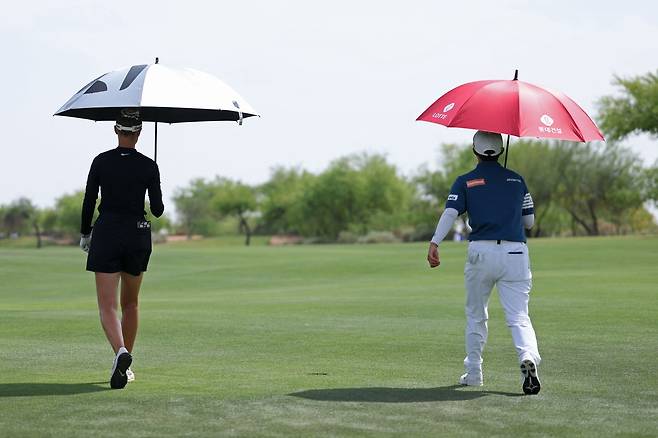 동반 라운드를 펼치고 있는 김효주(오른쪽)와 코르다. 사진 제공=AFP연합뉴스