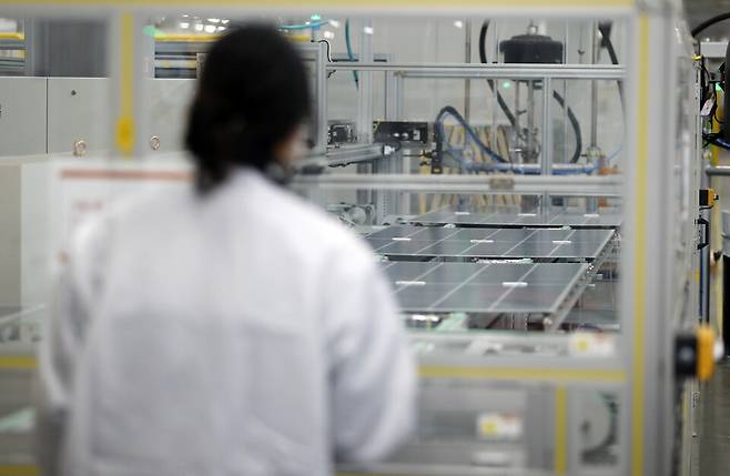 한화큐셀 진천공장의 태양광 셀·모듈 제조 현장 모습 ⓒ연합뉴스
