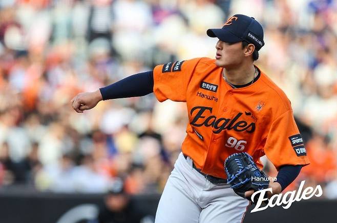 한화 박준영이 29일 대전한화생명볼파크서 열린 ‘2026 신한 SOL 뱅크 KBO리그’ 키움전 9회초에 등판해 힘차게 공을 던지고 있다. 박준영은 이날 시속 149㎞의 빠른 공을 던지며 1이닝 무실점을 기록했다. 한화 불펜에 2000년대생 즉시 전력 카드가 또 나왔다. 사진제공|한화 이글스