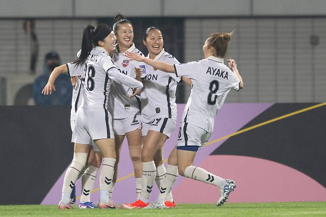 29일 중국 우한 한커우 문화스포츠센터에서 열린 2025-2026 아시아축구연맹(AFC) 여자 챔피언스리그 8강전에서 수원FC 위민 선수들이 우한 장다를 상대로 득점한 뒤 기뻐하고 있다. 신화