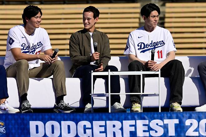 지난 1월 31일(현지시간) 미국 캘리포니아주 로스앤젤레스 다저스타디움에서 오타니 쇼헤이(왼쪽)와 통역 윌 아이레턴, 사사키 로키가 팬 페스트 행사를 준비하고 있다. AFP