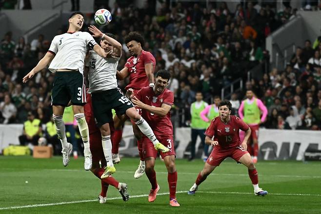 29일 멕시코-포르투갈전에서 코너킥 상황에서 양팀 선수들이 문전에서 경합하고 있다. AFP연합뉴스