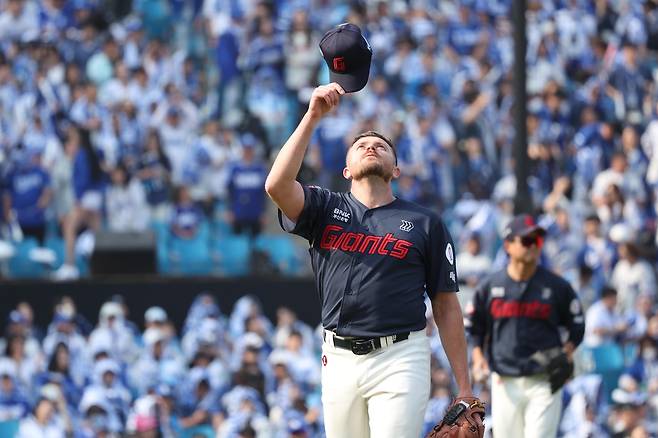 롯데 비슬리가 29일 대구 삼성전에서 5회까지 비자책 1실점으로 호투하고 마운드를 내려고 있다. 연합뉴스