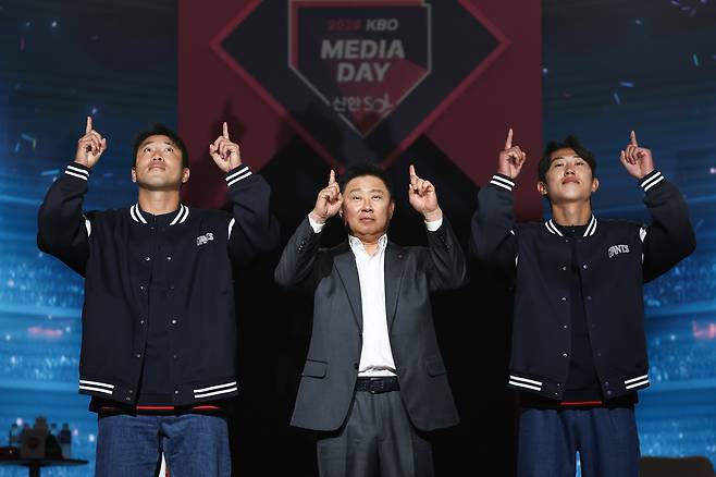 롯데 김태형 감독(가운데)이 26일 프로야구 개막 미디어데이에서 전준우(오른쪽), 전민재와 함께 세리머니하고 있다. 연합뉴스