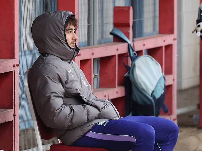 코트디부아르전을 앞둔 한국 축구 국가대표팀의 카스트로프가 24일(현지시간) 영국 런던 북서쪽 밀턴킨스에서 휴식하며 팀훈련을 지켜보고 있다. 밀턴킨스|연합뉴스