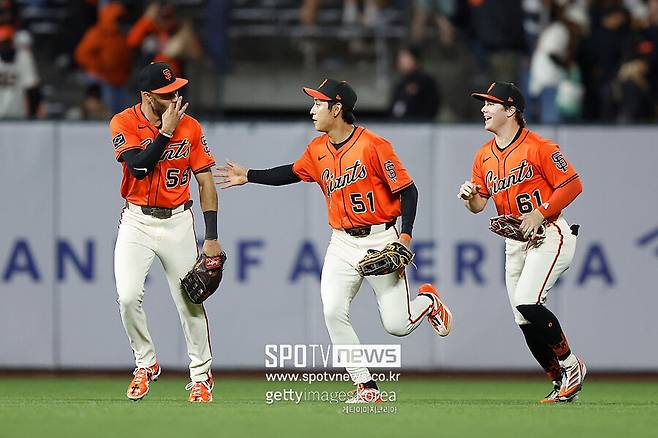 ▲ 메이저리그는 물론 팀원들과의 적응도 마치며 올해 비상을 준비하고 있는 이정후(가운데)