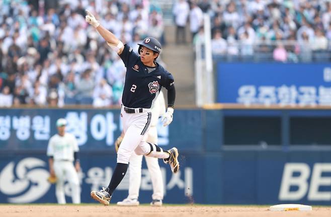 두산 베어스 김민석이 29일 창원 NC파크에서 열린 NC 다이노스와 2026 신한 SOL KBO 리그 정규시즌 원정 경기에서 8회 역전 스리런포를 터트린 뒤 그라운드를 돌고 있다. /사진=두산 베어스 제공