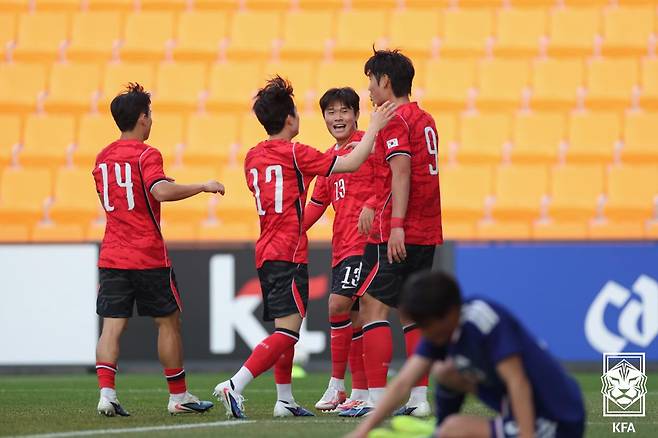 대한민국 U-23 축구대표팀 이영준(오른쪽)이 29일 충남 천안 코리아풋볼파크에서 열린 일본 U-21 축구대표팀과 비공개 연습경기에서 골을 넣은 뒤 기뻐하고 있다. /사진=대한축구협회 제공