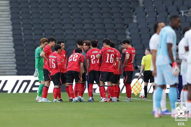 지난 28일 영국 밀턴킨스의 스타디움 MK에서 열린 코트디부아르전 도중 하이드레이션 브레이크를 통해 선수들에게 지시를 하고 있는 홍명보 감독. /사진=대한축구협회 제공