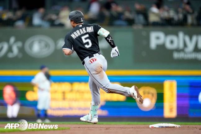 시카고 화이트삭스의 무라카미 무네타카가 30일(한국시간) 미국 위스콘신주 밀워키의 아메리칸 패밀리 필드에서 열린 2026 미국 메이저리그 프로야구(MLB) 정규시즌 밀워키 브루어스와 방문 경기 2회초 홈런을 치고 홈으로 들어오고 있다. /AFPBBNews=뉴스1