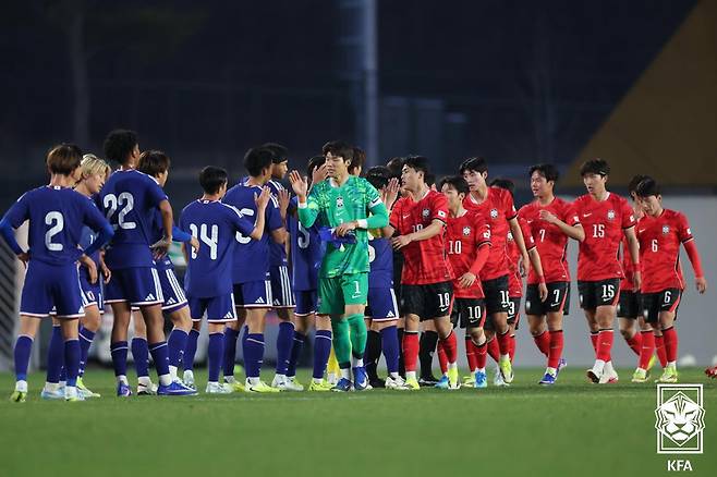 이민성호가 2살 어린 일본을 상대로 설욕에 성공했다. 일본 21세 이하(U-21) 대표팀을 한 골 차로 꺾고 지난 아시아축구연맹(AFC) U-23 아시안컵 준결승 패배의 아쉬움을 어느 정도 털어냈다. 이민성 감독이 이끄는 대한민국 U-23 대표팀은 29일 천안 코리아풋볼파크에서 열린 일본 U-21 대표팀과의 연습 경기에서 2-1 승리를 거뒀다. 비공개로 진행된 이번 맞대결서 한국은 전후반 한 골씩을 뽑아냈고, 일본의 막판 추격을 뿌리친 끝에 승리했다. 대한축구협회