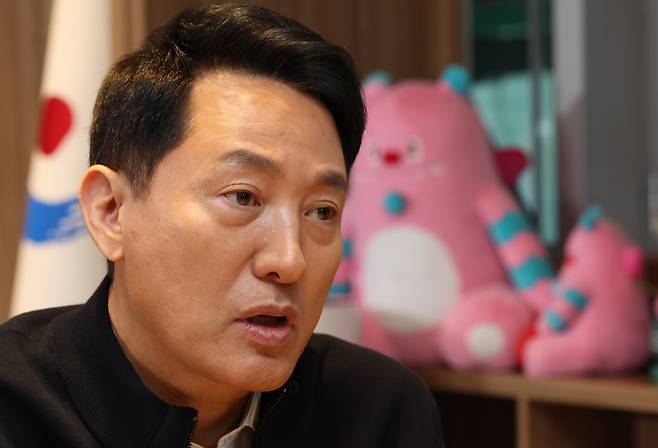 연합뉴스와 인터뷰하는 오세훈 서울시장 (서울=연합뉴스) 서명곤 기자 = 오세훈 서울시장이 26일 서울시청 집무실에서 연합뉴스와 인터뷰하고 있다. 2026. 3. 30 seephoto@yna.co.kr (끝)
