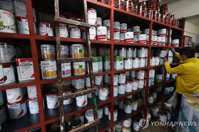 페인트 전격 인상 (서울=연합뉴스) 윤동진 기자 = 중동 사태에 따른 원료 수급 불안 영향으로 페인트 제조 단가가 상승하며 페인트 제품 가격 인상 조짐이 보이고 있다. 사진은 3월 25일 서울의 한 시장의 페인트 업체. 이 사진은 기사의 특정 내용과는 무관함.
