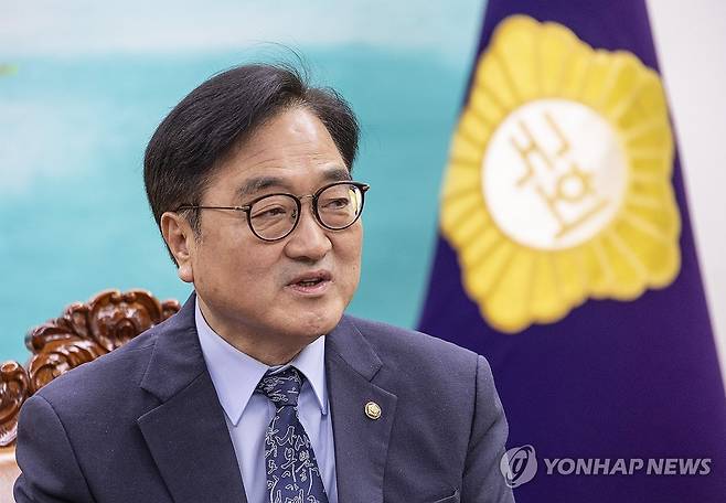 초당적 개헌추진을 위한 정당 2차 연석회의에서 인사말하는 우원식 국회의장 (서울=연합뉴스) 황광모 기자 = 우원식 국회의장이 30일 국회 의장실에서 열린 '초당적 개헌추진을 위한 제정당 2차 연석회의'에서 국회 내 정당 대표와 원내대표들에게 인사말을 하고 있다.
이날 연석회의에는 국민의힘은 불참했다. 2026.3.30 hkmpooh@yna.co.kr