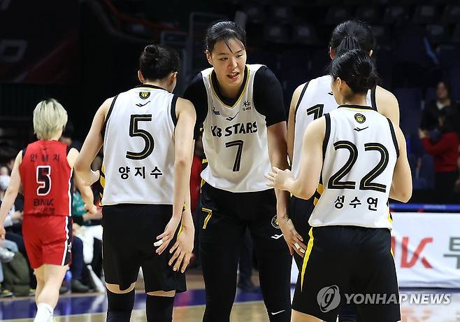 잘했어~ (부산=연합뉴스) 강선배 기자 = 30일 부산 사직체육관에서 열린 2025~2026 여자프로농구 부산 BNK 썸과 청주 KB스타즈의 정규리그 마지막 경기. KB 박지수가 2쿼터를 앞선 채 마치고 후배들을 격려하고 있다. 2026.3.30 sbkang@yna.co.kr