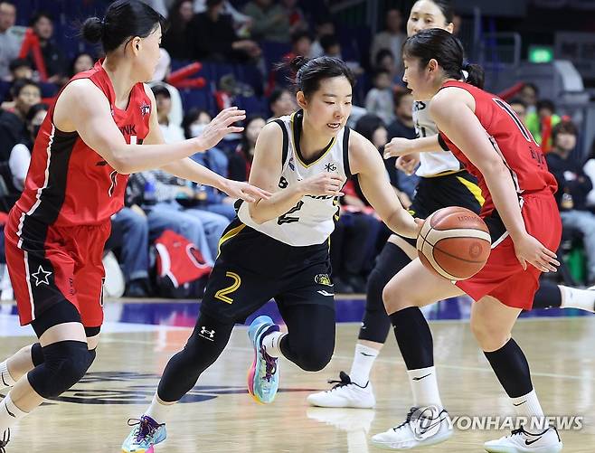 골 밑으로 (부산=연합뉴스) 강선배 기자 = 30일 부산 사직체육관에서 열린 2025~2026 여자프로농구 부산 BNK 썸과 청주 KB스타즈의 정규리그 마지막 경기. KB 허예은이 골 밑으로 파고들고 있다. 2026.3.30 sbkang@yna.co.kr