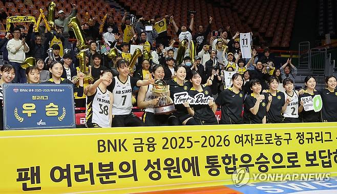 팬들과 함께 기념 촬영 (부산=연합뉴스) 강선배 기자 = 30일 부산 사직체육관에서 열린 2025~2026 여자프로농구 부산 BNK 썸과 청주 KB스타즈의 정규리그 마지막 경기. KB스타즈 선수들이 BNK 썸과의 마지막 경기에서 승리, 정규리그 우승컵과 상패를 들고 팬들과 기념 촬영을 하고 있다. 2026.3.30 sbkang@yna.co.kr