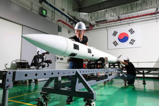 K-방산의 핵심 기지인 LIG넥스원 구미하우스에서 기술진이 중거리 지대공 미사일