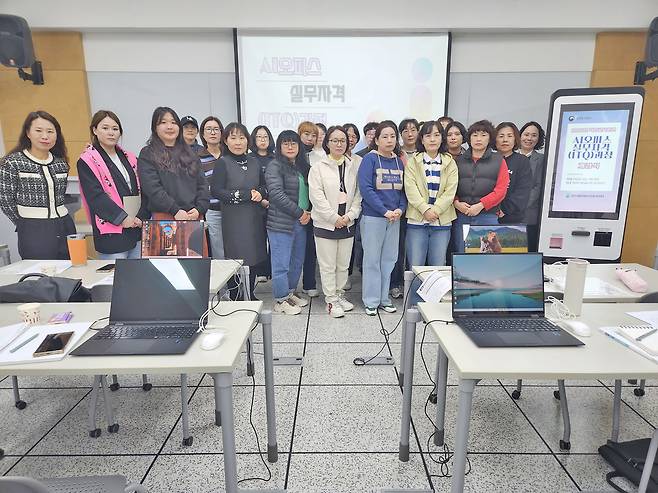 AI 오피스 실무자격(ITQ) 과정 1기생들이 한자리에 모였다. /경북전문대 제공