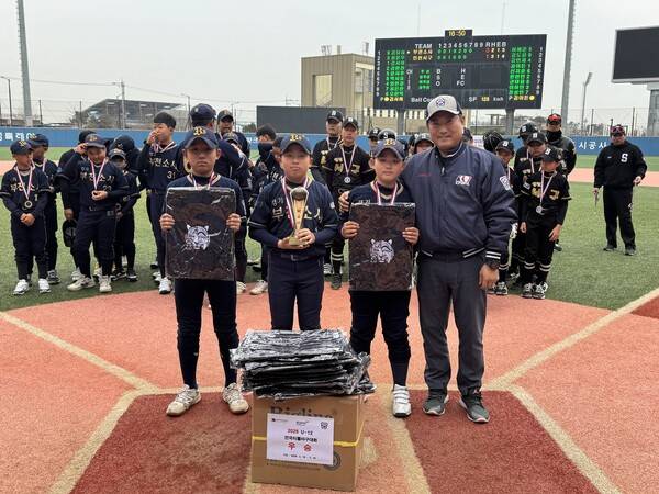 U-12 전국리틀야구대회 결승전 시상식(사진=한국리틀야구연맹)