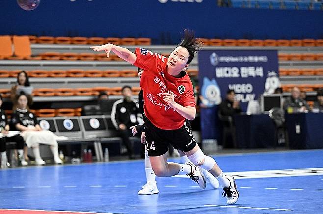 7m 드로우 중인 이효진. 한국핸드볼연맹 제공