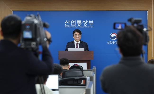 양기욱 산업통상부 산업자원안보실장이 31일 중동상황 대응본부 일일 브리핑을 진행하고 있다. /제공=산업통상부