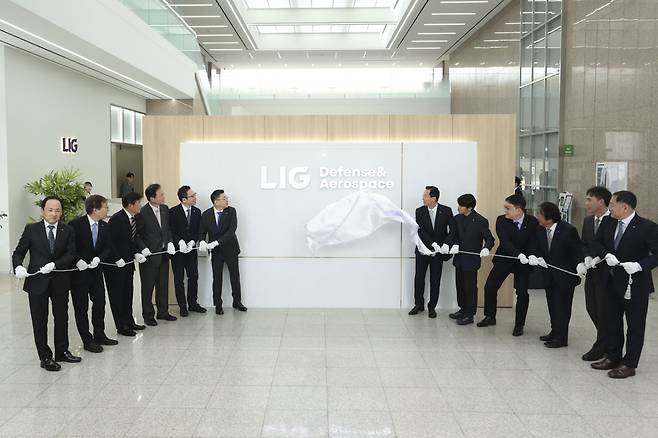 LIG Defense&Aerospace가 31일 공식 출범했다. 사진은 31일 LIG D&A 2판교하우스에서 구본상 LIG 회장, 신익현 LIG D&A 대표이사 등 임직원과 관계자들이 현판 제막식을 하고 있다.(LIG D&A)
