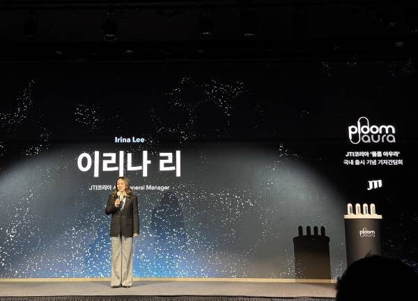 이리나 리 JTI코리아 사장이 31일 서울 영등포구 여의도동에서 열린 차세대 궐련형 전자담배 '플룸 아우라' 기자간담회에서 인사말을 건네고 있다./사진=김견희 기자