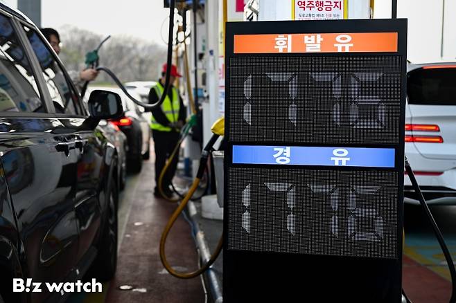 휘발유와 경유의 판매 가격 상한을 규제하는 정부의 '2차 석유 최고가격제'가 시행된 27일 서울 서초구 만남의광장 주유소에서 시민들이 주유를 하기 위해 긴 줄을 서고 있다./사진=이명근 기자 qwe123@