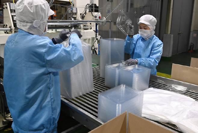 중동사태 여파로 석유화확 원료인 나프타 재고가 급감하면서 포장 용기 및 종량제 봉투 등 1회용품 포장재 품귀현상이 우려되고 있다. (사진=뉴시스)