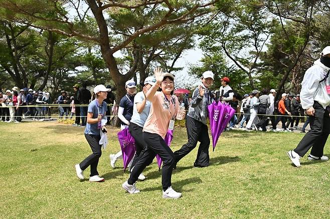 지난해 열린 넥센·세인트나인 마스터즈 대회에서 갤러리들이 로프 안쪽에서 선수들의 경기를 관람하고 있다.