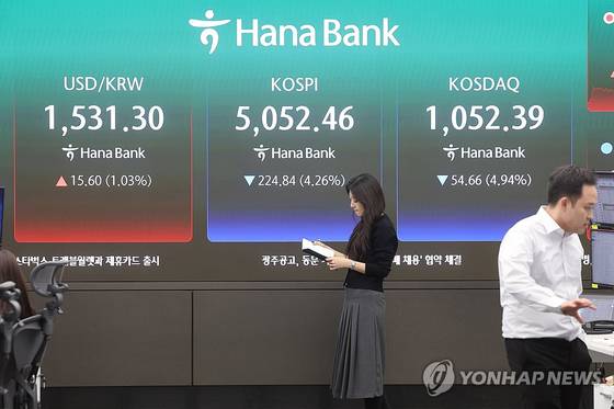 코스피가 중동 사태를 둘러싼 불확실성에 나흘째 내려 5050대로 밀려난 31일 서울 중구 하나은행 딜링룸에서 직원들이 업무를 보고 있다. 〈사진=연합뉴스〉