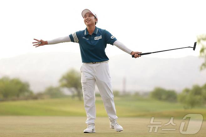 29일(현지시간) 미국 애리조나주 피닉스의 월윈드 골프클럽(파72)에서 열린 LPGA투어 포드 챔피언십피닉스에서 우승한 김효주 선수가 18번 그린에서 우승을 확정 후 환호하고 있다, ⓒ AFP=뉴스1