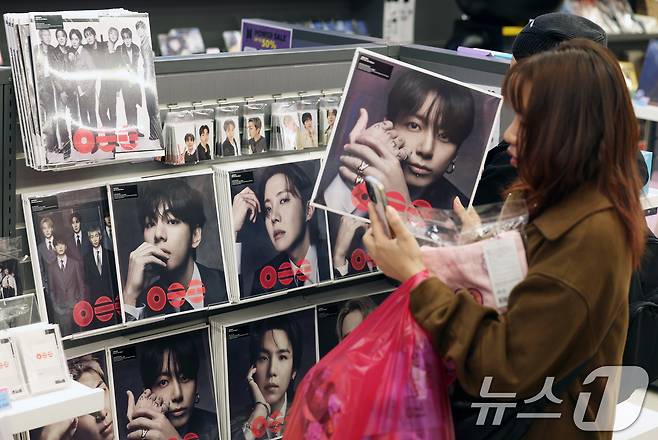 그룹 방탄소년단(BTS)의 정규 5집 '아리랑'(ARIRANG) 타이틀곡 '스윔'(SWIM)이 메인 싱글 차트인 '핫 100'(Hot 100) 진입과 동시에 1위를 차지했다. 사진은 30일 서울 중구 명동의 케이팝 굿즈샵 '케이메카' 본점에서 BTS 신보 '아리랑'을 살펴보는 외국인들 모습. 2026.3.30 ⓒ 뉴스1 오대일 기자