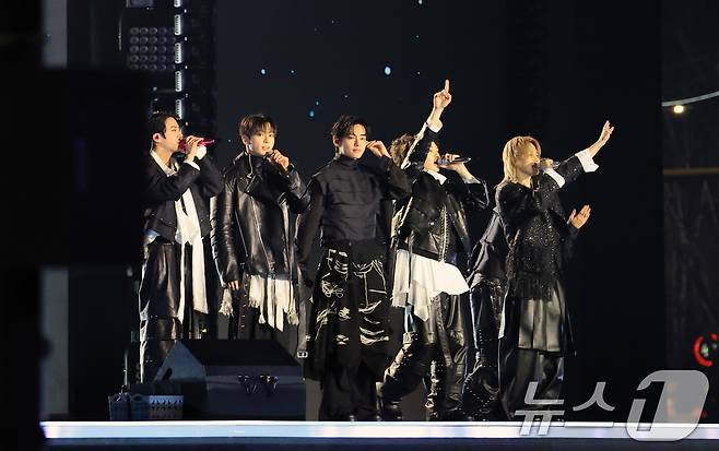 방탄소년단(BTS, RM, 진, 슈가, 제이홉, 지민, 뷔, 정국)이 21일 오후 서울 종로구 광화문광장에서 열린 'BTS 컴백 라이브: 아리랑'를 마치고 팬들에게 인사를 하고 있다. 2026.3.21 ⓒ 뉴스1 임세영 기자