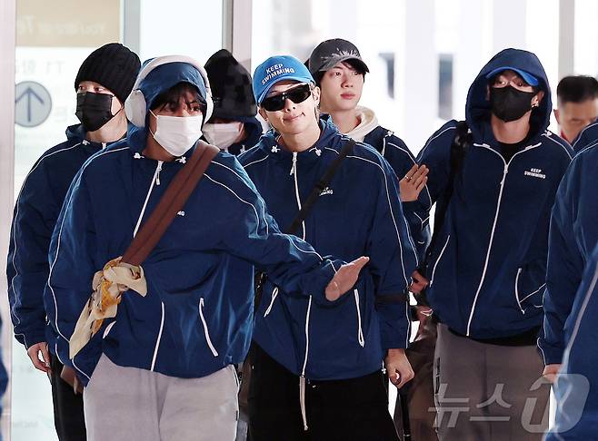 그룹 방탄소년단(BTS)이 22일 오전 인천국제공항을 통해 미국 뉴욕으로 출국하고 있다. 2026.3.22 ⓒ 뉴스1 구윤성 기자