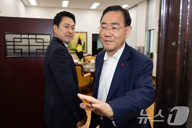 대구시장 경선에서 컷오프(공천배제)된 주호영 국회부의장과 장동혁 국민의힘 대표가 31일 서울 여의도 국회에서 면담을 위해 부의장실로 들어서고 있다. 2026.3.31 ⓒ 뉴스1 유승관 기자