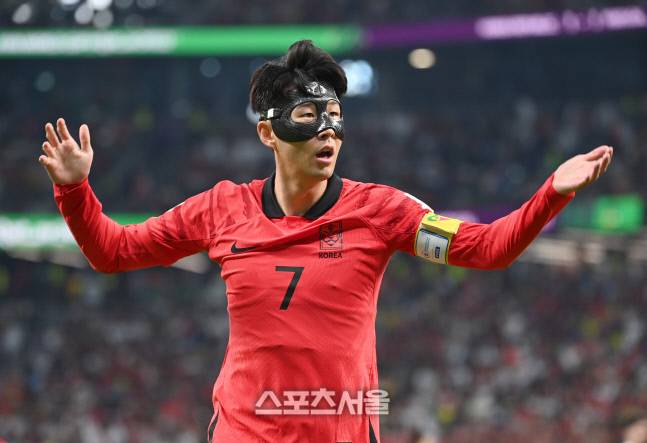 2022 카타르월드컵 당시 마스크를 착용하고 출전했던 손흥민의 모습. 도하 | 최승섭 기자