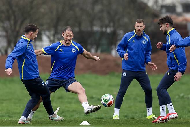 Bosnia's Nikola Katic, second from left, fights for the ball during the training session ahead of the World Cup playoff final soccer match against Italy, at the Butmir training centre, in Sarajevo, Bosnia, Monday, March 30, 2026. (AP Photo/Armin Durgut)<저작권자(c) 연합뉴스, 무단 전재-재배포, AI 학습 및 활용 금지>