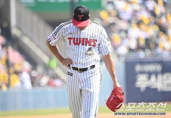 28일 잠실야구장에서 열린 KT와 LG의 개막전. 1회초 6실점 후 이닝을 마친 LG 치리노스가 더그아웃으로 향하고 있다. 잠실=허상욱 기자wook@sportschosun.com/2026.03.28/