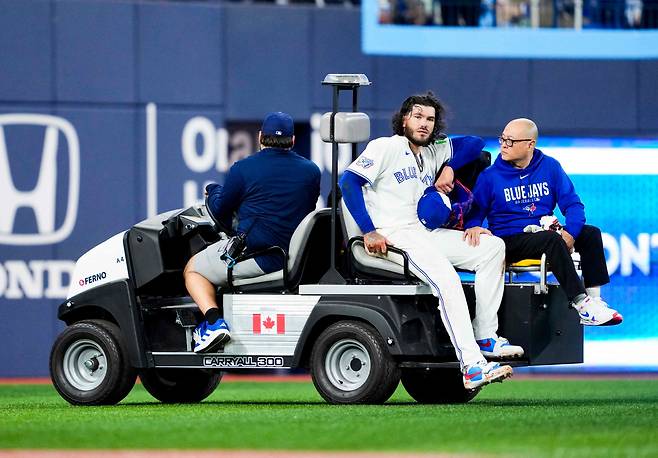 TORONTO, CANADA - MARCH 30: Cody Ponce #66 of the Toronto Blue Jays is carted off the field with an injury in a break in play against the Colorado Rockies during the third inning in their MLB game at the Rogers Centre on March 30, 2026 in Toronto, Ontario, Canada. Mark Blinch/Getty Images/AFP (Photo by MARK BLINCH / GETTY IMAGES NORTH AMERICA / Getty Images via AFP)
<저작권자(c) 연합뉴스, 무단 전재-재배포, AI 학습 및 활용 금지>