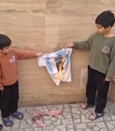 소셜미디어에 올라온 이란 아이들이 메시 유니폼을 불 태우고 있는 모습./ 엑스