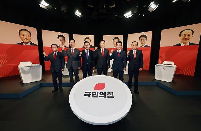 30일 오후 대구 수성구 TBC에서 열린 국민의힘 대구시장 후보 1차 비전 토론회에서 왼쪽부터 윤재옥·최은석·홍석준·유영하·이재만·추경호 후보가 기념촬영을 하고 있다. /김동환 기자